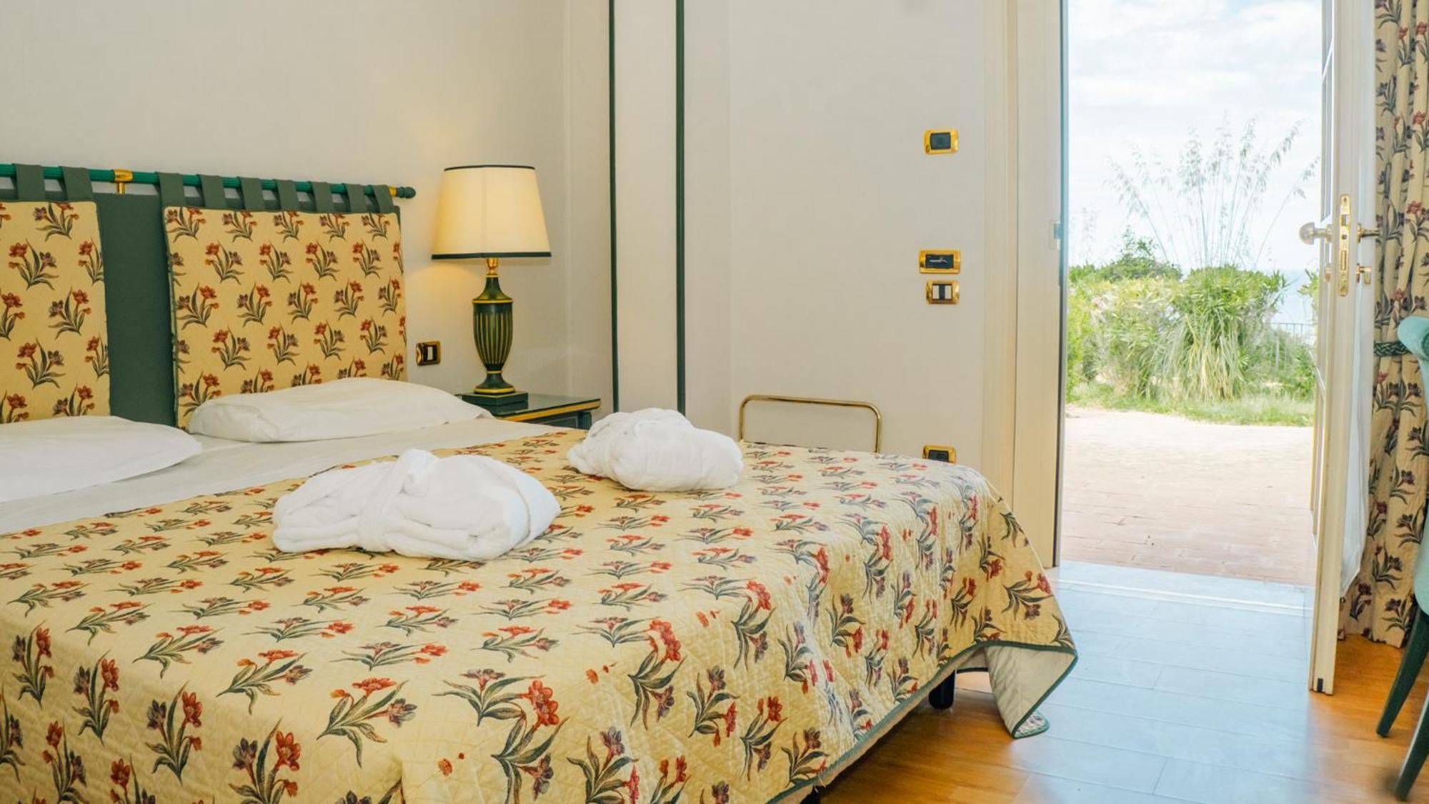 Altafiumara Resort & Spa Вила Сан Джовани Екстериор снимка